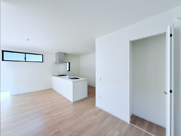 なにかと物が溢れがちなリビングに嬉しい階段下収納付。お掃除道具や、書類関係などもすっきり片付きます。