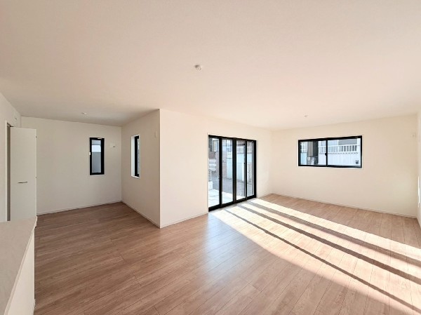 家族だんらんのスペースとなるリビング。3面採光で明るい光がリビングの隅々までしっかりと届きます。