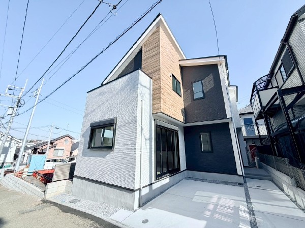 外観:緑に恵まれたエリアで、毎日のお散歩も気持ちよさそうです。自然に包まれた穏やかな暮らしができそうです。