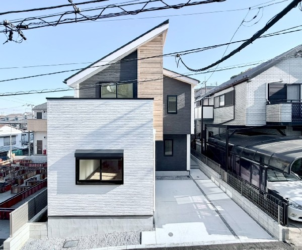 外観:落ち着きある住宅街、一種低層住居専用地域内に位置しています。周囲には高い建物がなく開放感があります