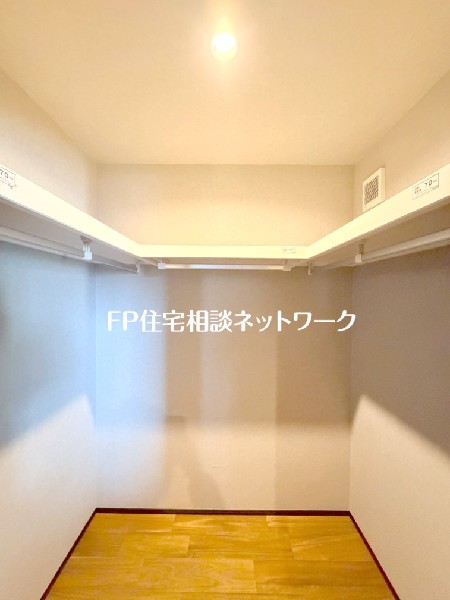 リビング内にあるファミリークローク。掃除道具や日用品のストック、書類・おもちゃなどをたっぷり収納○