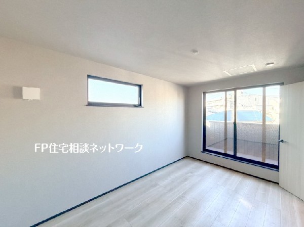 2面採光でお部屋の隅々まで明るい印象の居室。バルコニーにも出られて、爽やかな風をたっぷりと取り込めます。