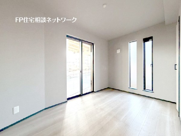 大きな掃出し窓に面した1階の居室。お部屋の隅々まで日差しが届き、朝から気持ちよく一日を始められそう。