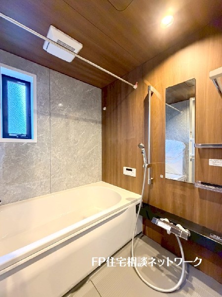 ゆったり入れる1坪タイプの浴室。花粉が気になる季節や雨天時のお洗濯に便利な浴室換気乾燥暖房機付です。