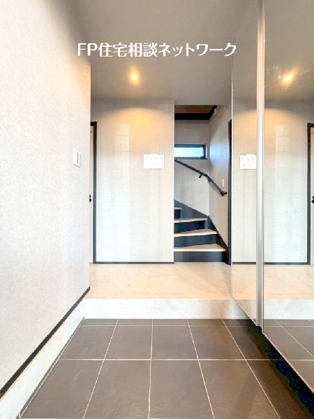 散らかりがちな玄関をスッキリと保てる玄関収納は、家の中に入る時最初に目に付く場所だからこだわりたい。