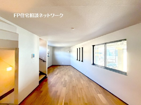 2階リビングは目線が気にならず、カーテンを開けて寛げそう。リビング階段で家族のコミュニケーションも〇