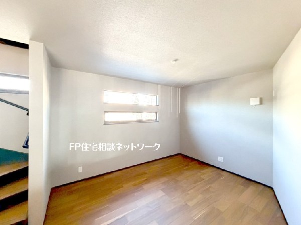 家族だんらんのスペースとなるリビング。窓からの日差しがリビングの隅々までしっかりと届きます。