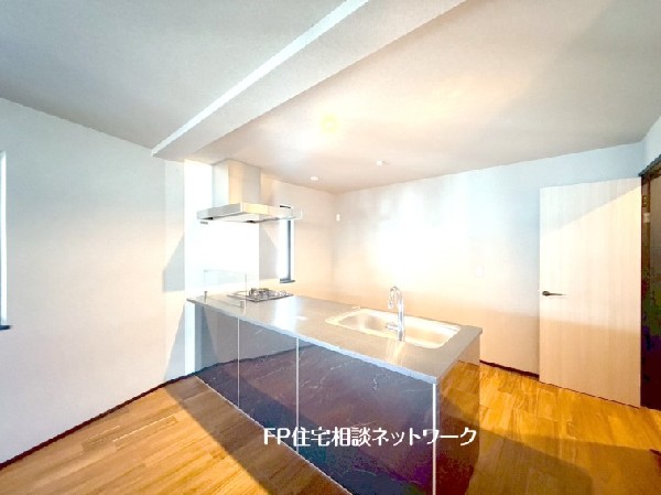 リビングとキッチンの間に壁を設けないスタイリッシュなペニンシュラキッチン。空間の広がりを感じます。