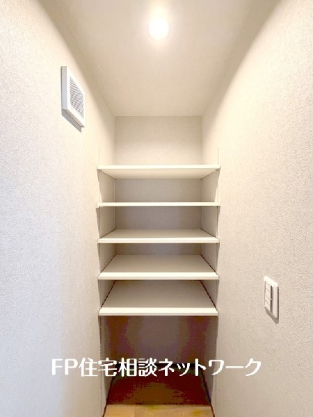 ストック食材や調理家電の収納に便利なパントリー収納。お水や非常食などの備蓄庫としても活躍しそうです。