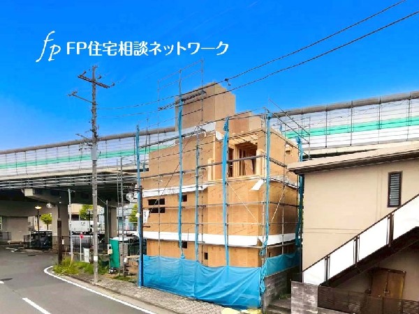 外観:幅11.3ｍと4.6ｍの二方道路に面しています。道路との高低差もなく、車の出入りもラクラク。  