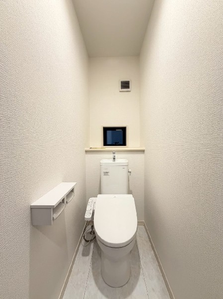 トイレは1階と2階に2カ所あります。朝の忙しい時間も慌てることなく使用できるので助かりますね。