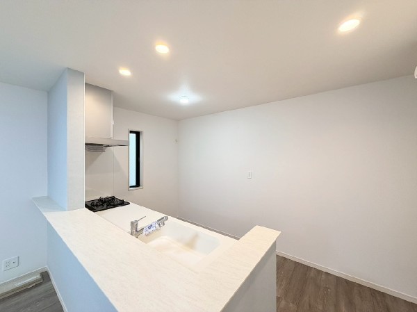 機能性とデザイン性を兼ね備えた嬉しいキッチン。食器洗乾燥機付きなので後片付け楽々。嬉しい浄水器も。