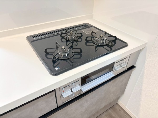 ３口ガスコンロ・魚焼きグリルがついたシステムキッチンで、お料理のレパートリーも増えそうですね。