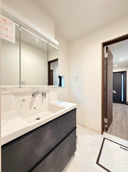 鏡の裏に収納棚を確保した三面鏡を採用。化粧品や歯ブラシなどを機能的に収納し、朝の身支度も快適です。