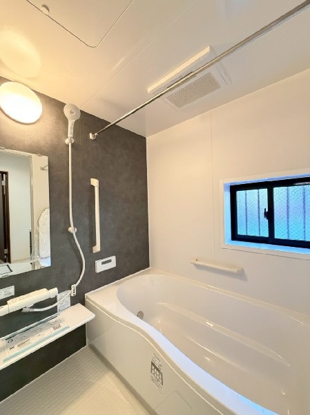 ゆったり入れる１坪タイプの浴室。雨の多い時季のお洗濯に重宝する浴室換気乾燥機付。追炊きオートバス付。