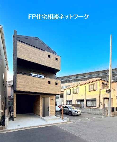 外観:前面道路は車通りの少ない道路。小さなお子様も安心です。お車の出し入れが苦手な方も駐車しやすそうです。