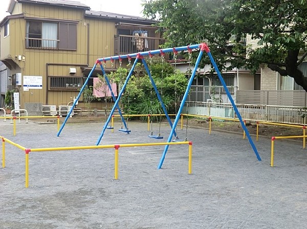 周辺環境:尻手公園(住宅街の中にある公園。滑り台、ブランコ、遊具も充実していて、敷地が広いのでボール遊びなども出来ますね！)