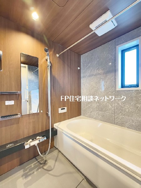 ゆったり入れる1坪タイプの浴室。花粉が気になる季節や雨天時のお洗濯に便利な浴室換気乾燥暖房機付です。