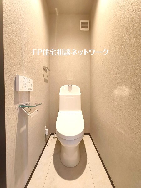 トイレは1階と2階に2カ所あります。朝の忙しい時間も慌てることなく使用できるので助かりますね。
