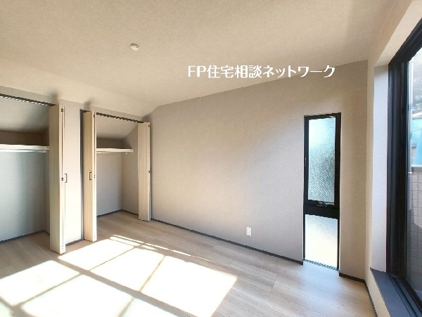 収納力が豊富な大型クローゼット付の居室。バルコニーにも出られて、爽やかな風をたっぷりと取り込めます。