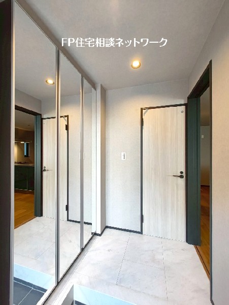 大理石調フロアとブラックをアクセントにした内装が、モダンで落ち着きのある印象を与える玄関です。