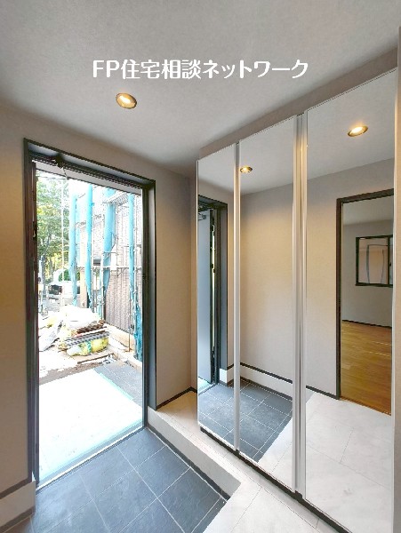 天井までの玄関収納で、家族の履物が多くても安心。全面ミラー扉仕様なので、空間を広く感じます。