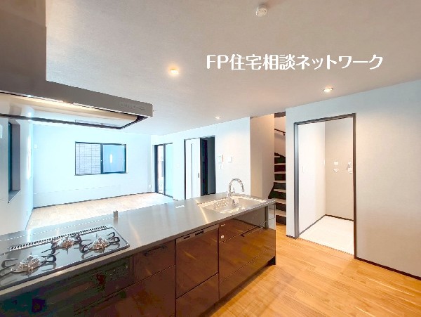 リビングとの間に壁がないフルオープンタイプのキッチンなので一体感があり広く感じます。便利な食洗器付。