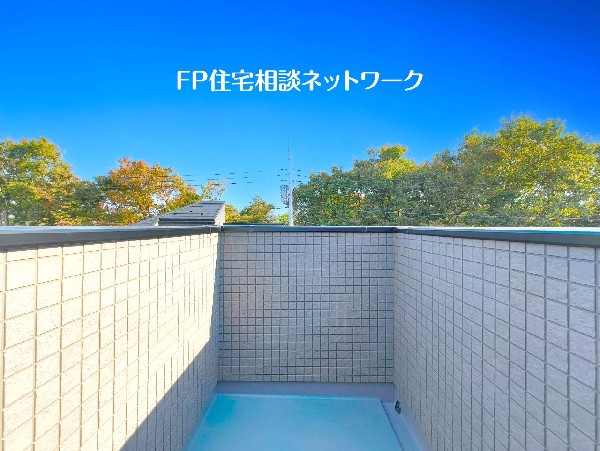 外観:大型ルーフバルコニー。景色が広く見渡せ、気持ちの良い空間。休日の過ごし方に可能性が広がります。