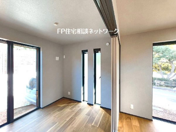 リビングに隣接する洋室。引き戸を開放すれば21帖の大空間に。来客やシーンによって使い分けできますね。