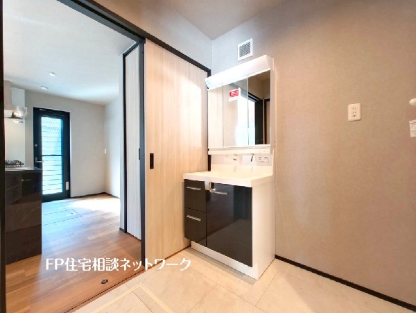 鏡の裏に収納棚を確保した三面鏡を採用。化粧品や歯ブラシなどを機能的に収納し、朝の身支度も快適です。