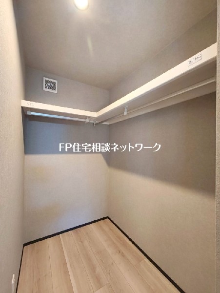 居室空間をすっきり保てる、ウォークインクローゼット付です。衣類だけでなく、思い出の品もたっぷり収納。