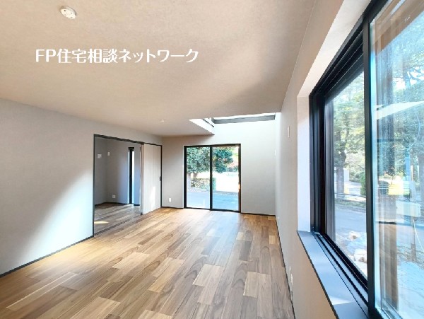 吹抜けのある開放的なリビング。2階部分の窓から1階へと光を取り入れ、快適で心地の良い空間を演出します