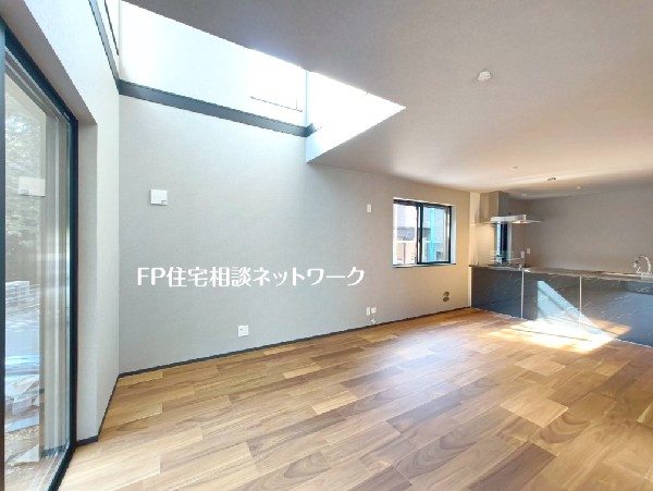 高い位置にある窓から優しい光が差し込む、リビング上部にある吹抜け。暖かい家族団らんの時間に。