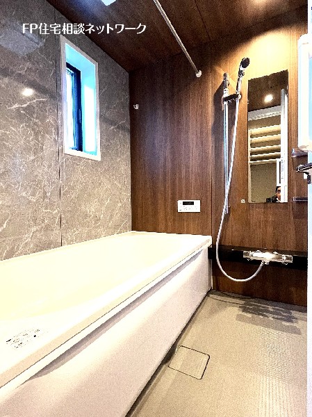 ゆったり入れる1坪タイプの浴室。花粉が気になる季節や雨天時のお洗濯に便利な浴室換気乾燥暖房機付です。