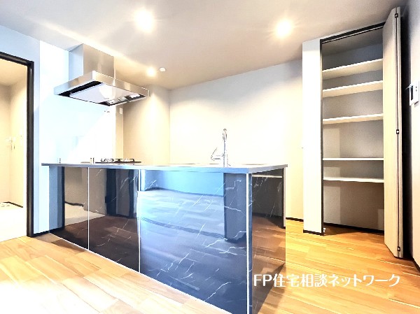 キッチンの背面にはパントリー収納を設置。食材などのストックや防災用品の備蓄庫としても活躍します。