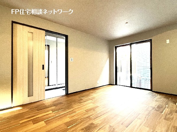 掃き出しの窓からは太陽のやわらかな光が入ります。自然の恵みが快適で心地の良い空間を演出してくれます。