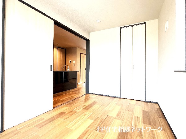 リビングに隣接する5帖の洋室は、キッズルームやワークスペースなど多用途に使える便利な空間です。