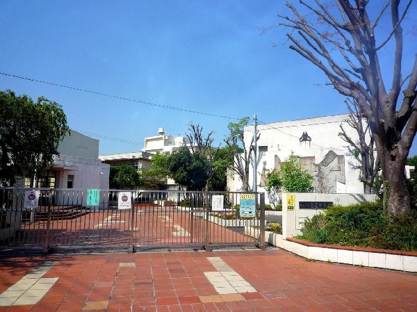 周辺環境:寺尾中学校(1学年8～9クラスのマンモス校。三ツ池公園近くにあり自然豊か。校庭が広く、部活動や体育祭が盛んです。)