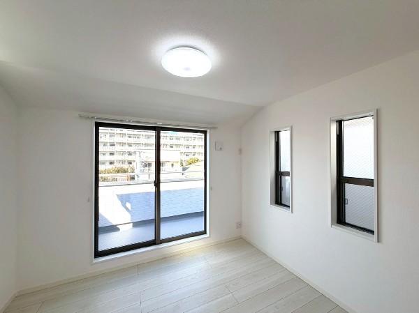 2面採光でお部屋の隅々まで明るい印象の居室。バルコニーにも出られて、爽やかな風をたっぷりと取り込めます。