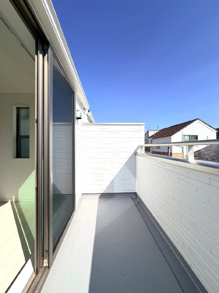 バルコニーは2階に1ヶ所、3階に2ヶ所の計3ヶ所あります。暖かい光が入りお部屋全体が明るくなります。