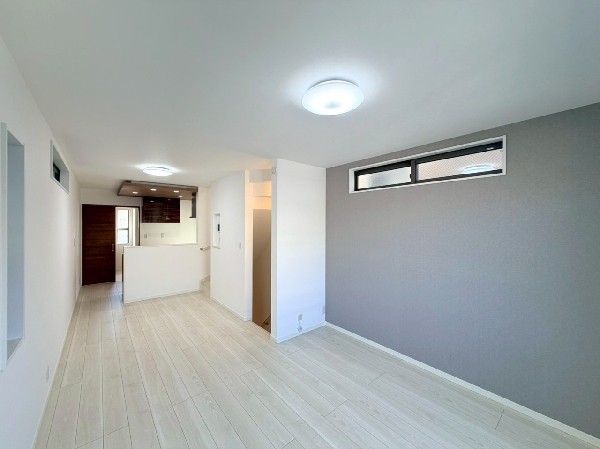 リビングの壁紙にアクセントクロスを取り入れ、シンプルモダンな空間に。インテリアとの相性も良さそう。