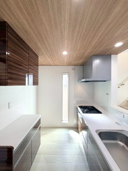 機能性とデザイン性を兼ね備えた嬉しいキッチン。大きなスリット窓が明るく開放的ですね。便利な食洗機付。