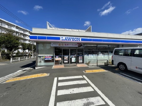 周辺環境:ローソン横浜三枚町店(スイーツが人気のコンビニ。店内厨房で炊いたご飯や出来立て揚げ物を提供するまちかど厨房取扱店です。)