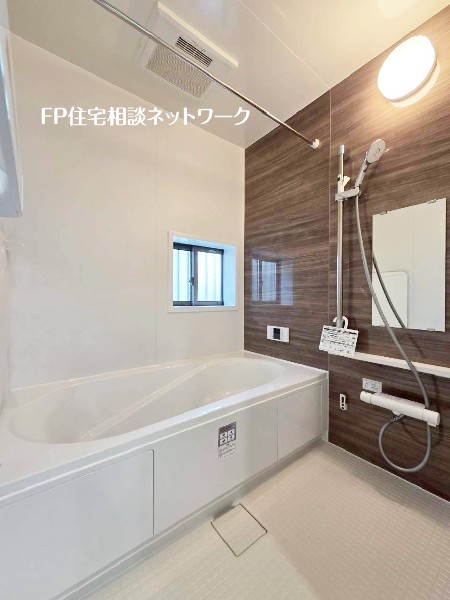 ゆったり入れる1坪タイプの浴室。花粉が気になる季節や雨天時のお洗濯に便利な浴室換気乾燥暖房機付です。