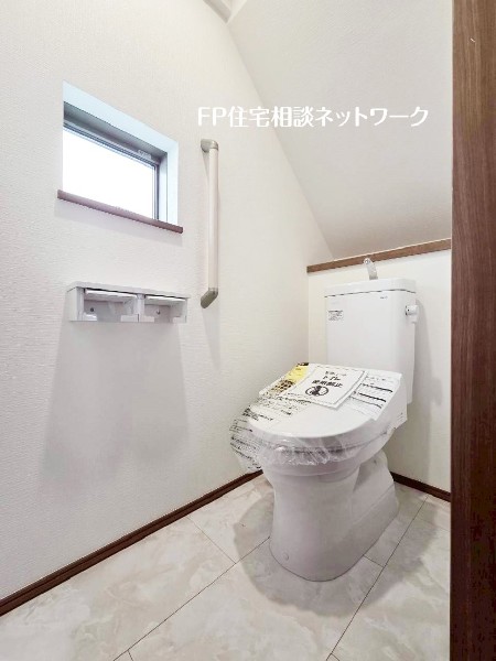 トイレは1階と2階に2カ所あります。朝の忙しい時間も慌てることなく使用できるので助かりますね。