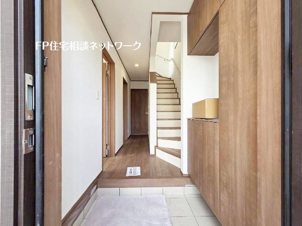 ホール階段を採用。リビングと2階がドアや壁で区切られるため冷暖房効率がよくなり、光熱費の節約にも◎