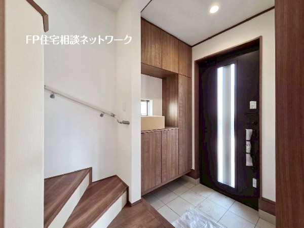 コの字型の玄関収納はカウンターがあるので、写真や絵を飾ったり自分好みのインテリアを楽しめそうですね。