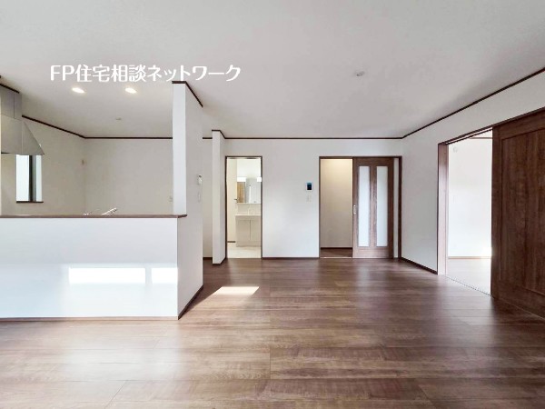 家族だんらんのスペースとなるリビング。窓からの日差しがリビングの隅々までしっかりと届きます。