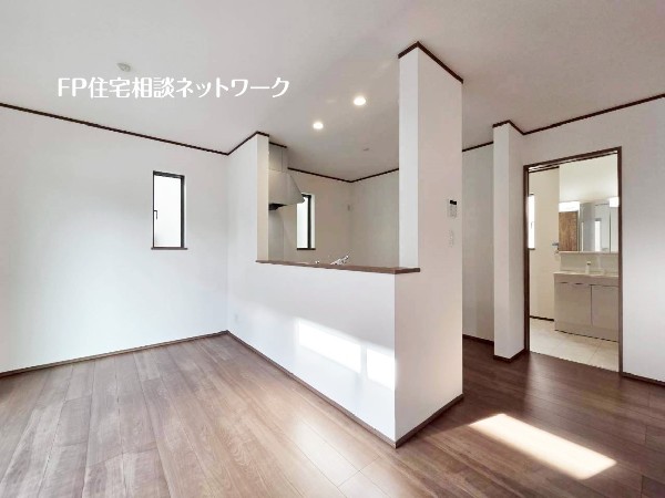 リビングのお子様を見守りながらお料理が出来る対面式カウンターキッチン。ご家族との会話がはずみます。