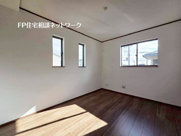 光を取り込みやすい2面採光の居室は日当たり良好です。クローゼットの完備で収納スペースも十分。